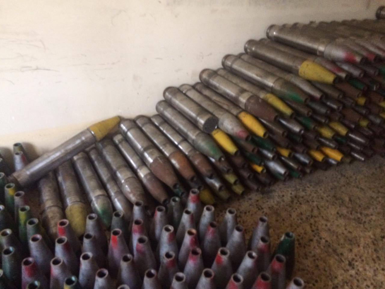 به‌ وێنه‌.. له‌ كارگه‌يه‌كى درووستكردنى چه‌كى داعشدا قوتوى بيره‌ و وێسكى دۆزرايه‌وه‌